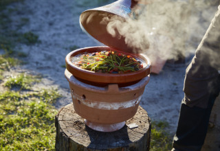 Stomende groenteschotel in een traditionele tajine bij Nordskoven Strand Camping in Denemarken.
