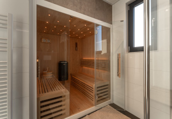 Moderne Sauna mit Holzinterieur und Glasfront in der Villa Bloomingdale, MarinaPark Residentie Bloemendaal, Niederlande.