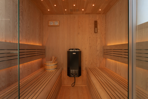 Moderne houten sauna met banken en verwarming in Villa «Bloomingdale», MarinaPark Residentie Bloemendaal.
