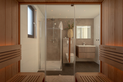 Moderne sauna met uitzicht op stijlvolle badkamer en douche bij Villa Bloomingdale, Bloemendaal.