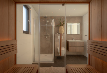 Moderne Sauna mit Blick auf ein luxuriöses Bad mit Dusche, Fenster und Spiegel in Villa Bloomingdale, Bloemendaal.