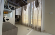 Interno moderno di una cabina con tende, fornello e elettrodomestici al Cottage del Campeggio Seasonova Ensoya, Francia.