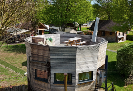 Lodge rotonda Wellnest al Campeggio Vinkenhof nei Paesi Bassi con terrazza in legno e vasca all'aperto.