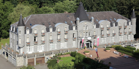 Eco Lodge «MOBLINA» bij Floreal La Roche-en-Ardenne, België, in een karaktervol gebouw met kasteeltorens.