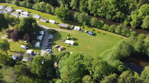Luchtfoto van Eco Lodge «MOBIWOOD» op camping Floreal La Roche-en-Ardenne in België, omringd door natuur.