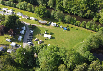 Luchtfoto van Eco Lodge «MOBIWOOD» op camping Floreal La Roche-en-Ardenne in België, omringd door natuur.