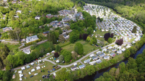 Vista aerea del campeggio Floreal La Roche-en-Ardenne in Belgio con tende, case mobili e tanto verde.