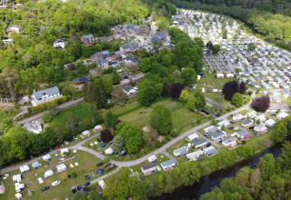 Luchtbeeld van camping Floreal La Roche-en-Ardenne in België met safaritenten, chalets en natuur.