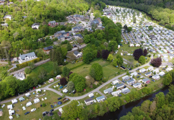 Vue aérienne du camping Floreal La Roche-en-Ardenne en Belgique avec tentes, mobil-homes et verdure.