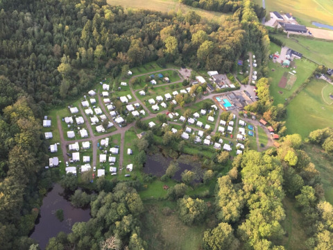 Luftfoto af Skovly Camping, en feriepark med campingvogne, grønne områder og faciliteter i Region Sjælland.