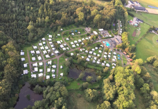 Luftfoto af Skovly Camping, en feriepark med campingvogne, grønne områder og faciliteter i Region Sjælland.