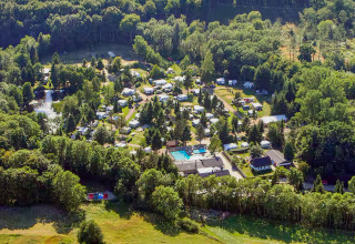 Vue aérienne du Skovly Camping au Danemark, Région de Zélande, entouré de verdure et de caravanes.