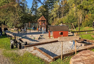 Aire de jeux avec maisonnette et balançoires à Skovly Camping, Région Sjælland, Danemark.