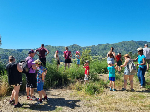 Des familles et des enfants profitent d'une randonnée ensoleillée à Camping Paradis Family des Issoux, France.