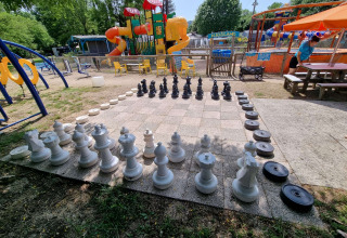 Buiten schaakspel en speeltuin bij Camping Paradis Family des Issoux in Auvergne-Rhône-Alpes, Frankrijk.
