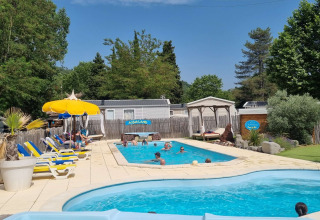 Piscine all'aperto e persone che si rilassano al Camping Paradis Family des Issoux in Auvergne-Rhône-Alpes, Francia.