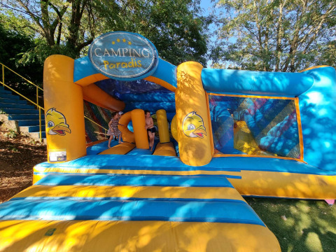 Kinderen spelen in een springkasteel bij Camping Paradis Family des Issoux in Auvergne-Rhône-Alpes, Frankrijk.