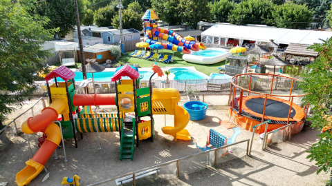 Parco giochi e scivoli d'acqua al Camping Paradis Family des Issoux, Auvergne-Rhône-Alpes, Francia, ambiente colorato.