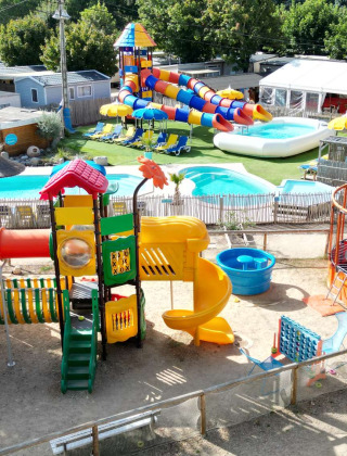 Zona de juegos y toboganes acuáticos en Camping Paradis Family des Issoux, Auvergne-Rhône-Alpes, Francia, diversión al aire libre.