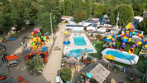 Luftaufnahme vom Camping Paradis Family des Issoux mit Pools, Rutschen und Mobilheimen in Auvergne-Rhône-Alpes.