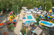 Luftfoto af Camping Paradis Family des Issoux med swimmingpools, rutsjebaner og hytter i Auvergne-Rhône-Alpes.
