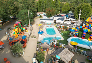 Vue aérienne du Camping Paradis Family des Issoux avec piscines, toboggans et mobil-homes en Auvergne-Rhône-Alpes.