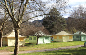 Tiendas safari Ecotent Lodge en Camping Paradis Family des Issoux, Francia, rodeadas de árboles y naturaleza.