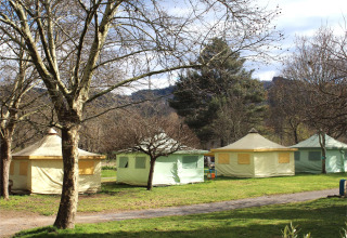 Tende safari Ecotent Lodge ecologiche al Camping Paradis Family des Issoux in Francia, tra alberi e natura.