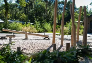 Parco giochi al Holiday park Latour, Brabante Settentrionale, Paesi Bassi, con giochi in legno e alberi.