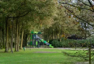 Parco giochi tra gli alberi all'Holiday Park Latour, un villaggio vacanze nel Brabante Settentrionale, Paesi Bassi.