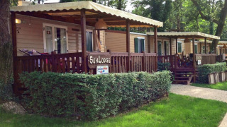 Photo de SunLodge Aspen, lodges en bois avec vérandas couvertes dans un cadre verdoyant et paisible.