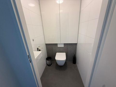 Moderne, minimalistische badkamer in de L-Cube lodge op De Utrechtse Heuvelrug, Nederland.