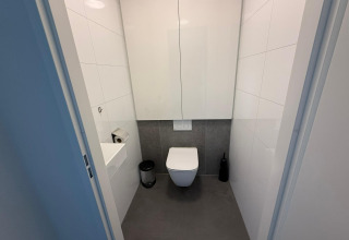 Moderne, minimalistische badkamer in de L-Cube lodge op De Utrechtse Heuvelrug, Nederland.