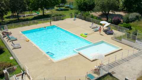 Udendørs swimmingpool med børnepool og liggestole på Onlycamp Camping Les Tuillères i Auvergne-Rhône-Alpes.