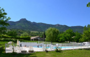Billede af Onlycamp Camping Les Tuillères i Auvergne-Rhône-Alpes, Frankrig, med pool og bjerge bagved.