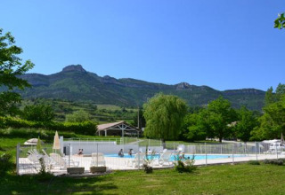 Zicht op Onlycamp Camping Les Tuillères in Auvergne-Rhône-Alpes, Frankrijk, met zwembad en bergen.