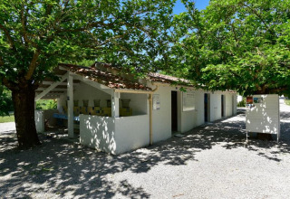 Schaduwrijk sanitairgebouw bij Onlycamp Camping Les Tuillères in Auvergne-Rhône-Alpes, Frankrijk.