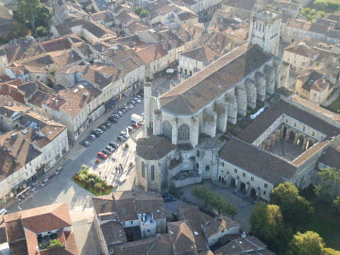 Luchtfoto van een kerk en historische panden bij Onlycamp Camping de l'Argenté, Occitanië, Frankrijk.