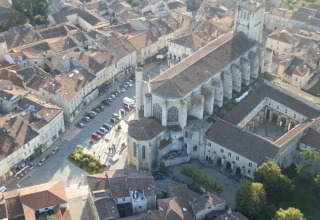 Luchtfoto van een kerk en historische panden bij Onlycamp Camping de l'Argenté, Occitanië, Frankrijk.