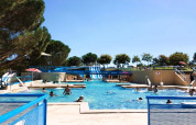Piscine extérieure avec toboggans aquatiques et vacanciers à Onlycamp Camping de l'Argenté, Occitanie, France.