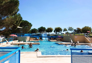 Buitenzwembad met waterglijbanen en gasten bij Onlycamp Camping de l'Argenté, Occitanië, Frankrijk.