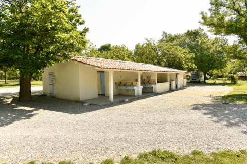Udendørs køkken- og sanitæranlæg på Onlycamp Camping Les Tuillères i Auvergne-Rhône-Alpes, Frankrig.