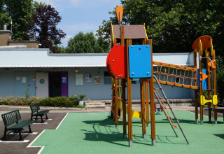 Bunter Spielplatz mit Klettergerüst bei Onlycamp Camping de Besançon in Bourgogne-Franche-Comté, Frankreich.