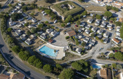 Luchtbeeld van Flower Camping Le Platin - La Redoute, vakantiepark met zwembad en huisjes op Île de France.