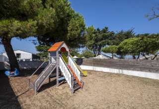 Legeplads med rutsjebane og gynger i Flower Camping Le Platin - La Redoute, Île de France, Frankrig.