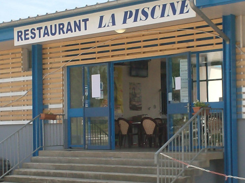 Eingang des Restaurant La Piscine im Onlycamp Camping de Besançon, Ferienpark in Bourgogne-Franche-Comté, Frankreich.