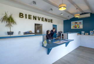Moderne reception med velkomstskiltet 'BIENVENUE' hos Flower Camping Le Platin - La Redoute i Île de France.
