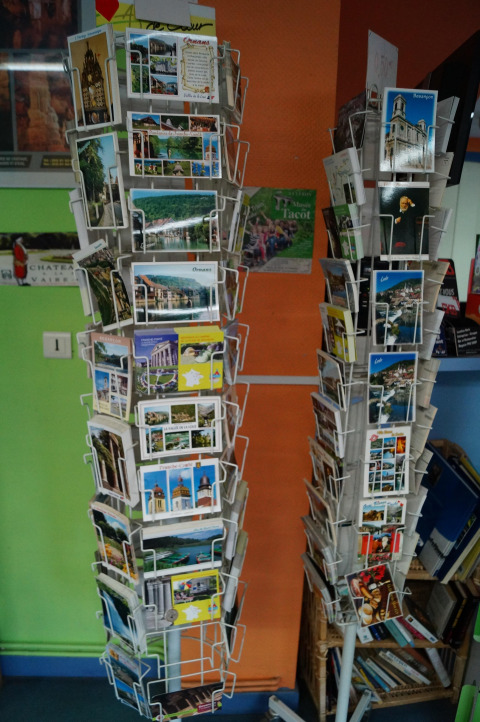 Postkartenständer mit bunten Postkarten bei Onlycamp Camping de Besançon, Bourgogne-Franche-Comté, Frankreich.