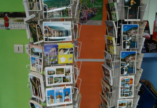 Postkartenständer mit bunten Postkarten bei Onlycamp Camping de Besançon, Bourgogne-Franche-Comté, Frankreich.