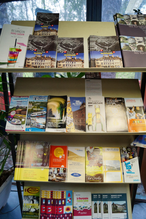 Brochures over toeristische attracties en activiteiten in Besançon op een infostand in Frankrijk.